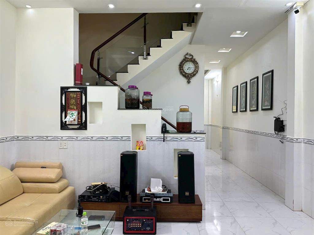 Bán nhà 2 tầng đường nhựa có sân rộng rãi để xe hơi tại nguyễn văn tạo