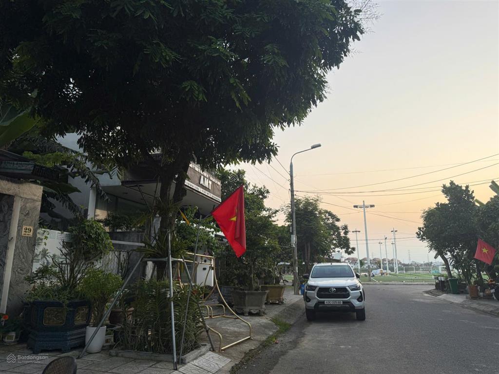 Nước mặn 4  125m2 hướng đông nam khu đô thị nam việt á, gần sông cực kỳ kẹp