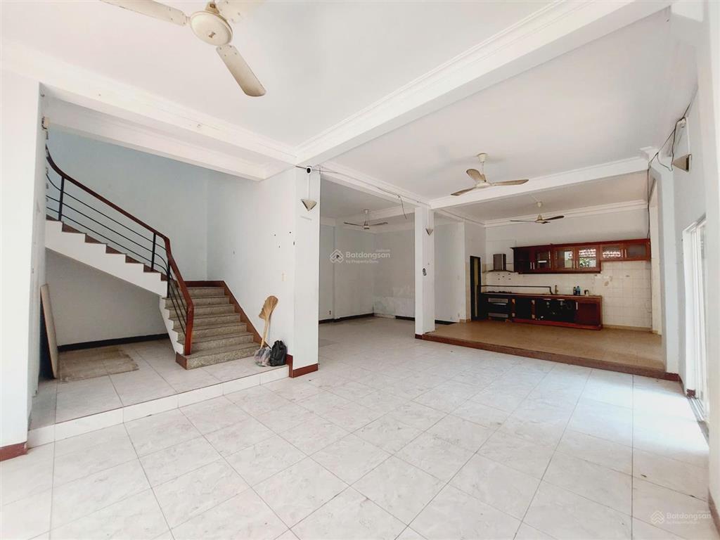 Bán gấp nhà phố hẻm 10m khu hoàng việt tân bình 5,2x28,5m  dtcn 133m2  4 tầng 21,5 tỷ