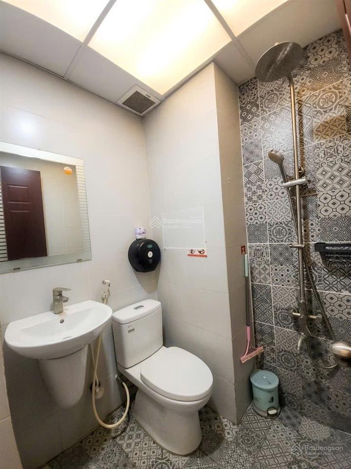 Cần tiền sang lại nhà nguyên căn đang kinh doanh chdv đường nguyễn trãi q.1 giá 65tr/tháng