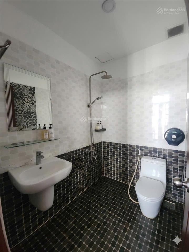 Cần tiền sang lại nhà nguyên căn đang kinh doanh chdv đường nguyễn trãi q.1 giá 65tr/tháng