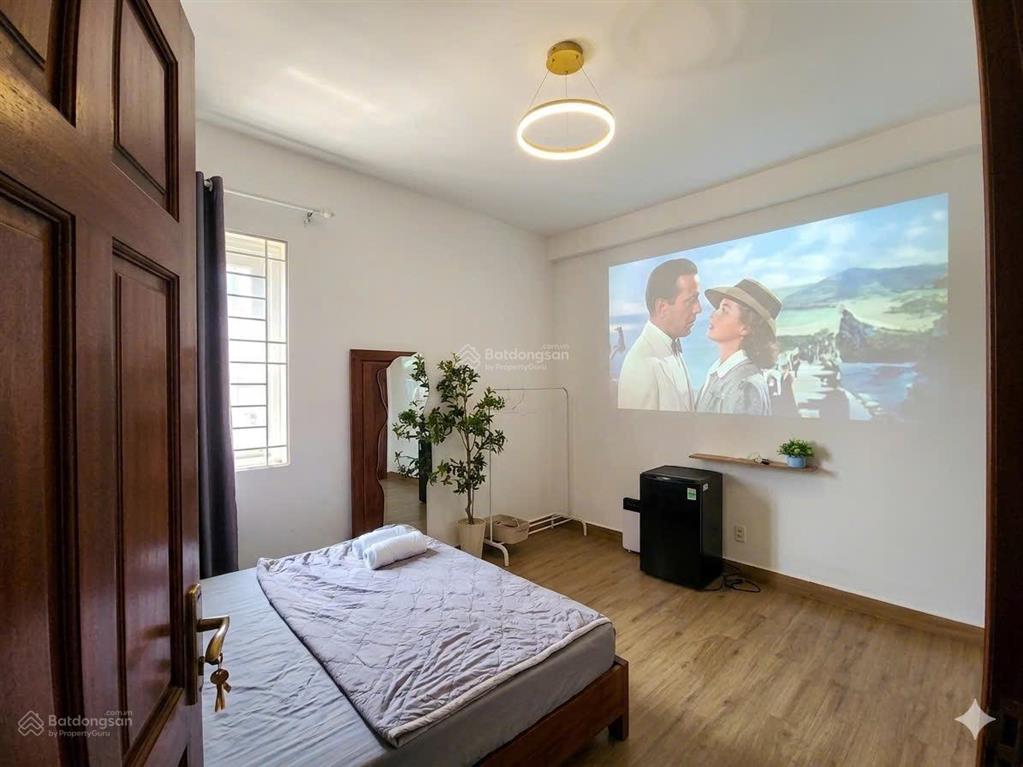 Cần tiền sang lại nhà nguyên căn đang kinh doanh chdv đường nguyễn trãi q.1 giá 65tr/tháng
