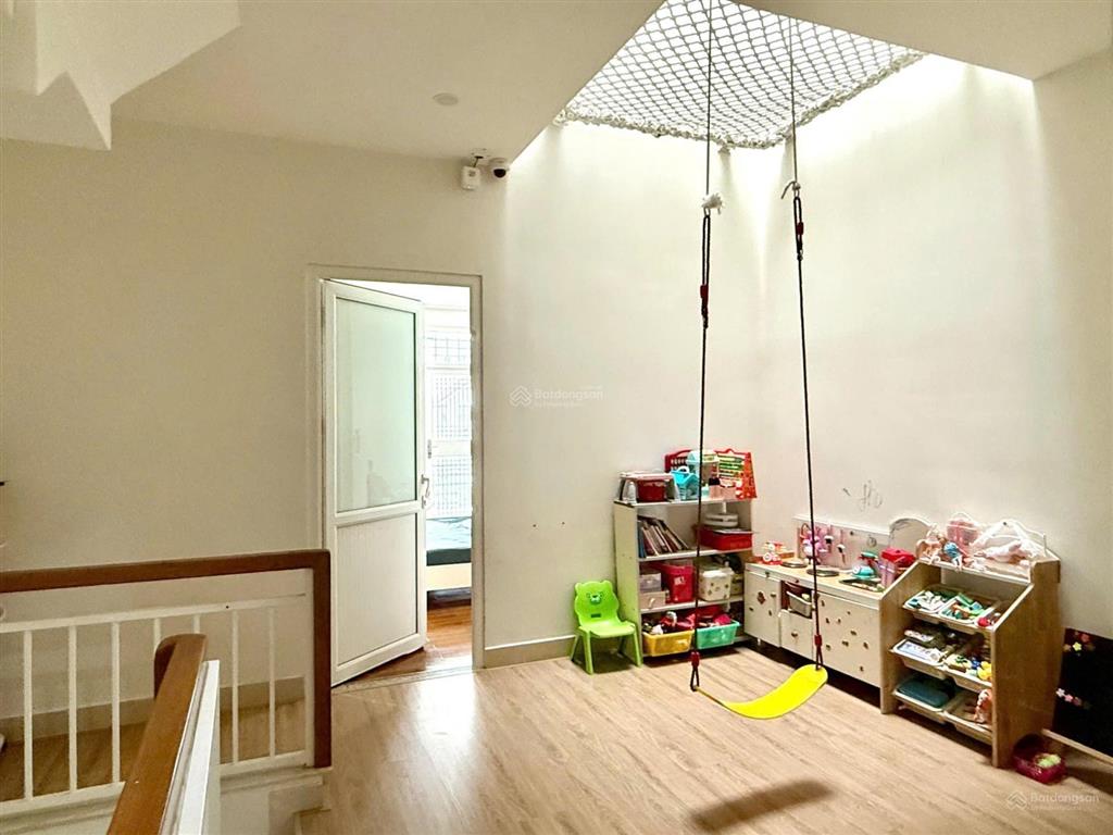Cho thuê tòa nhà văn phòng đường ngô thị bì quận 7 dt 5,2x22m  hầm 5 tầng thang máy. giá thuê 69tr