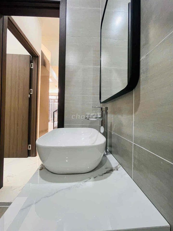 nhà 1 trệt 2 lầu cách nguyễn tri phương vài bước chân