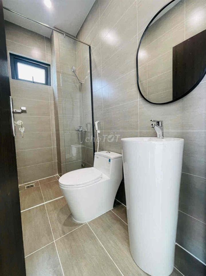 nhà 1 trệt 2 lầu cách nguyễn tri phương vài bước chân