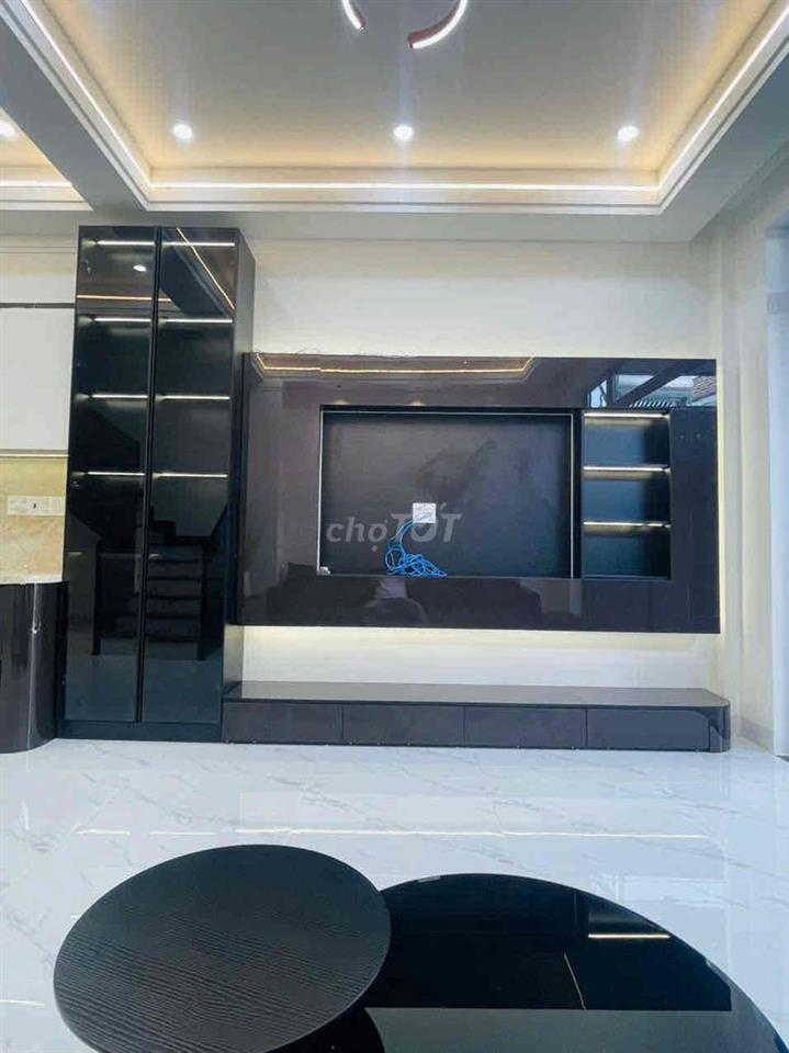 nhà 1 trệt 2 lầu cách nguyễn tri phương vài bước chân