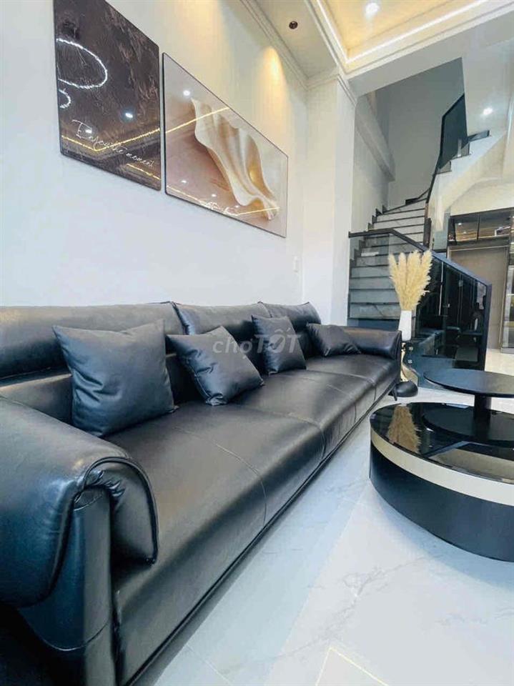 nhà 1 trệt 2 lầu cách nguyễn tri phương vài bước chân