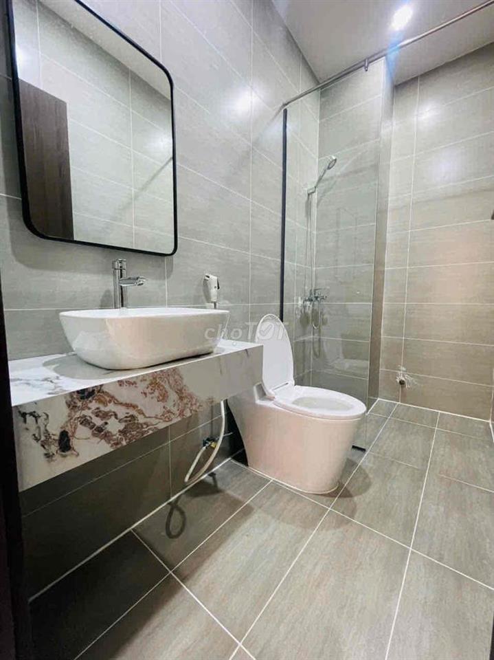 nhà 1 trệt 2 lầu cách nguyễn tri phương vài bước chân