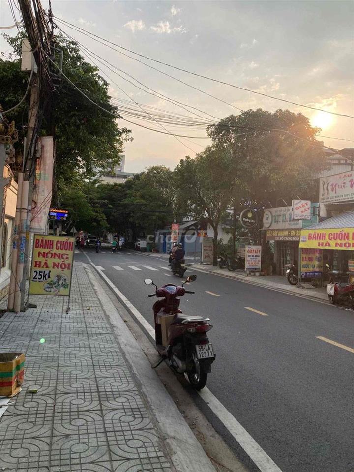Toàn nhà góc 2 Mặt tiền Khu Làng đại Học ABC, . DT: 20x30  , Hầm 5,5L