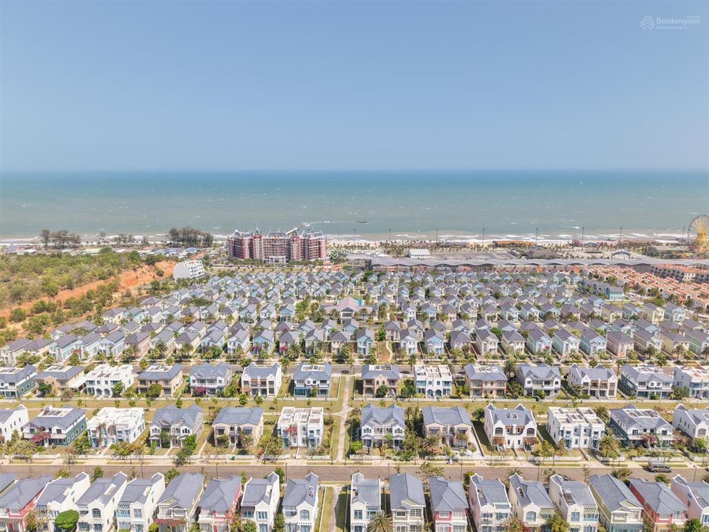 Cắt lỗ sâu biệt thự ngay hồ bơi view biển giá 4 tỷ bao thuế phí  0966 765 ***
