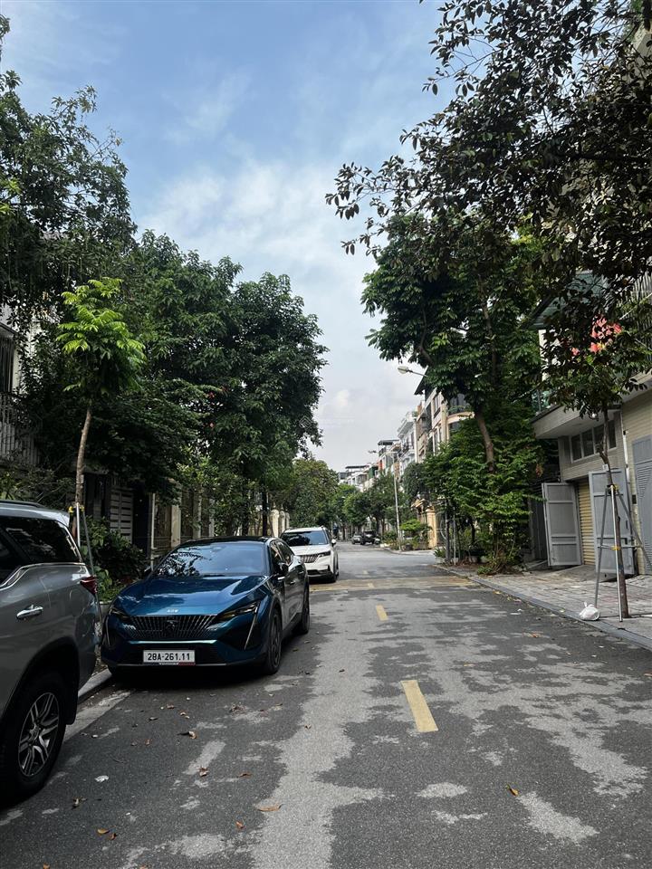 Cho thuê biệt thự văn phú giá 17 triệu.  0903 388 ***