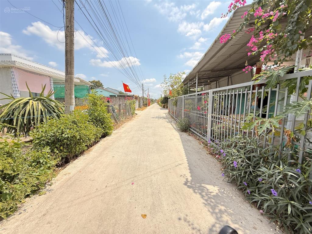 Cần bán nhà vườn 886m2 full thổ cư mặt tiền đường ô tô mới xây 100% chất nghĩ dưỡng tại long an