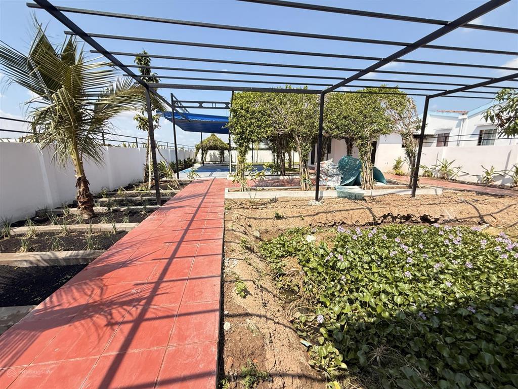 Cần bán nhà vườn 886m2 full thổ cư mặt tiền đường ô tô mới xây 100% chất nghĩ dưỡng tại long an