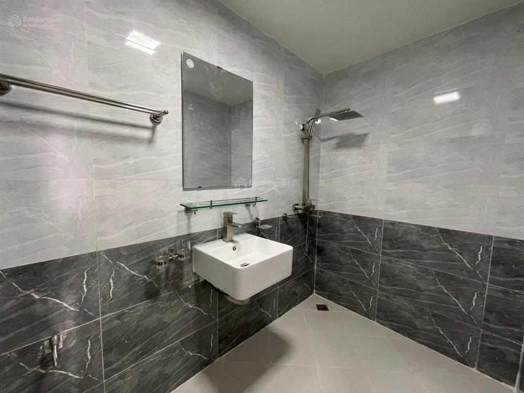 Cho thuê căn hộ dịch vụ cao cấp, có ban công, full đồ, giá còn 4.xtr nhà mới xây xong 136 quan nhân