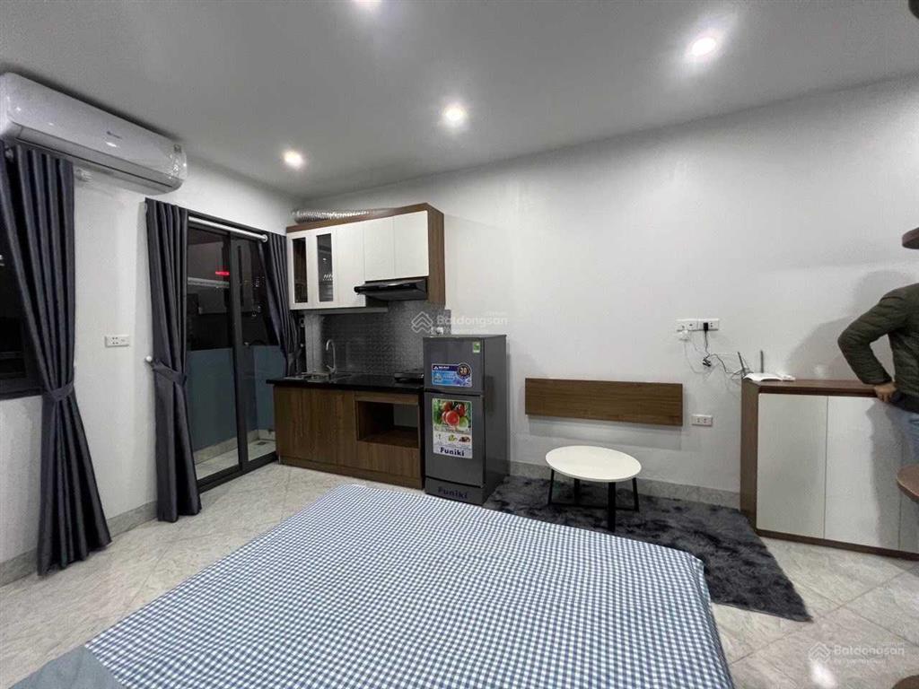 Cho thuê căn hộ dịch vụ cao cấp, có ban công, full đồ, giá còn 4.xtr nhà mới xây xong 136 quan nhân