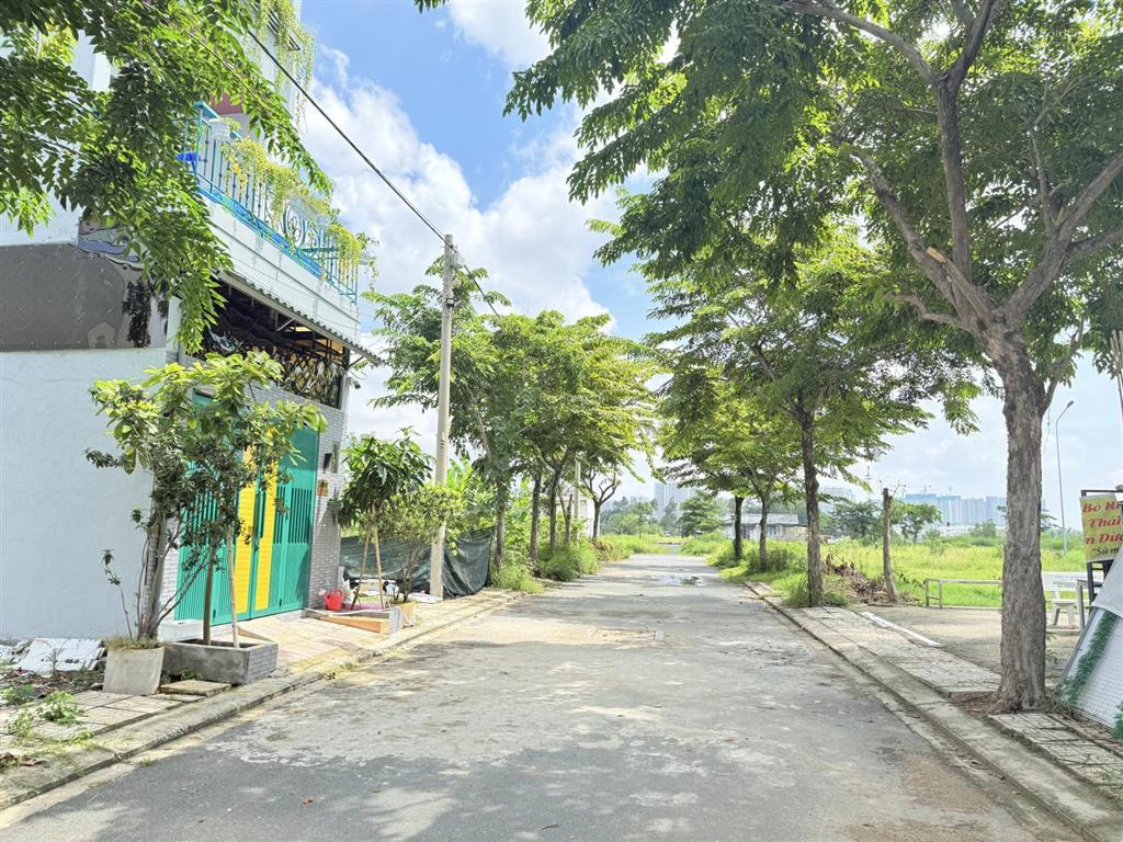 Bán nhà riêng 3 tầng mới xây gần ngã 3 đường lò lu nguyễn xiển view sông cực mát hướng đông nam