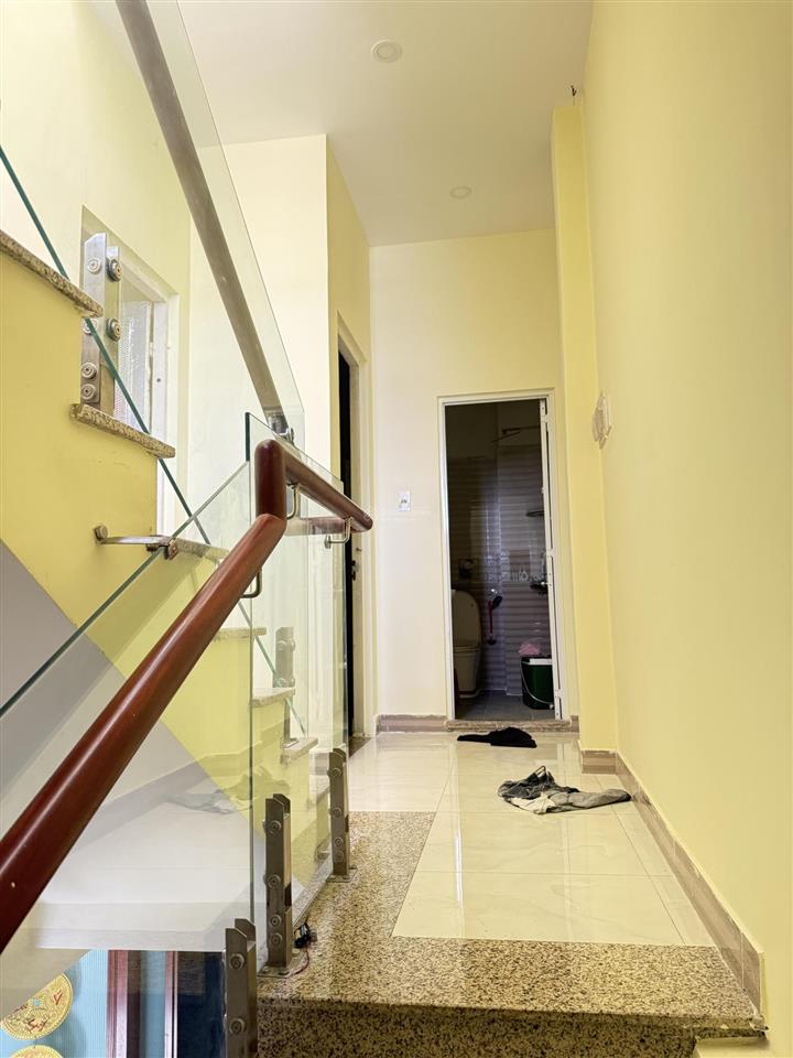 Nhà 1 trệt 1 lửng 2 lầu full nội thất máy lạnh gần vinhomes giá mềm ưu tiên gia đình ở