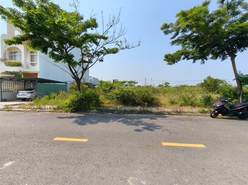 Bán đất đầm sen nam hòa xuân đường thông đức tín 122,4m2 b2.130 lô 4x giá 5tỷ850.  0932 558 ***