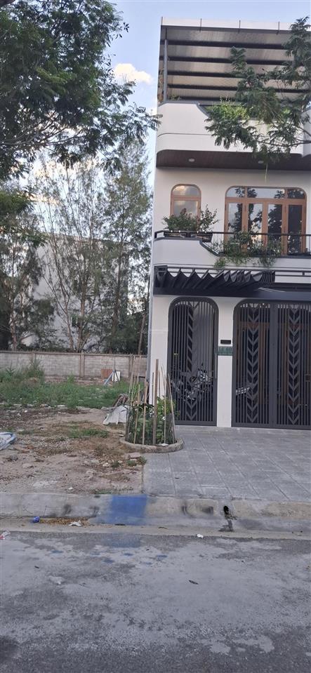 Cần bán nhanh lô ngay fpt, gần bệnh viện phan châu trinh giá 3.99 tỷ  0905 696 ***