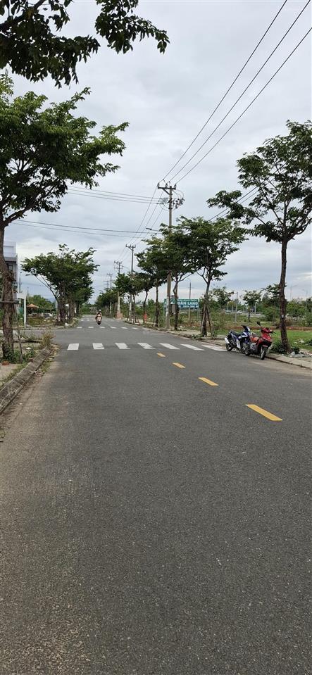 Chủ cần bán gấp lô 8m ngang ngay chợ, dt 156m2, giá 3,7 tỷ.  0905 696 ***