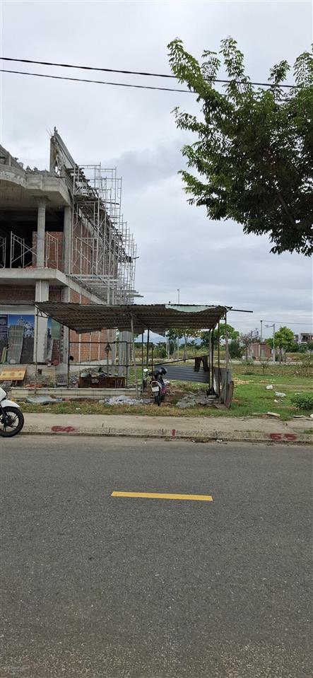 Chủ cần bán gấp lô 8m ngang ngay chợ, dt 156m2, giá 3,7 tỷ.  0905 696 ***