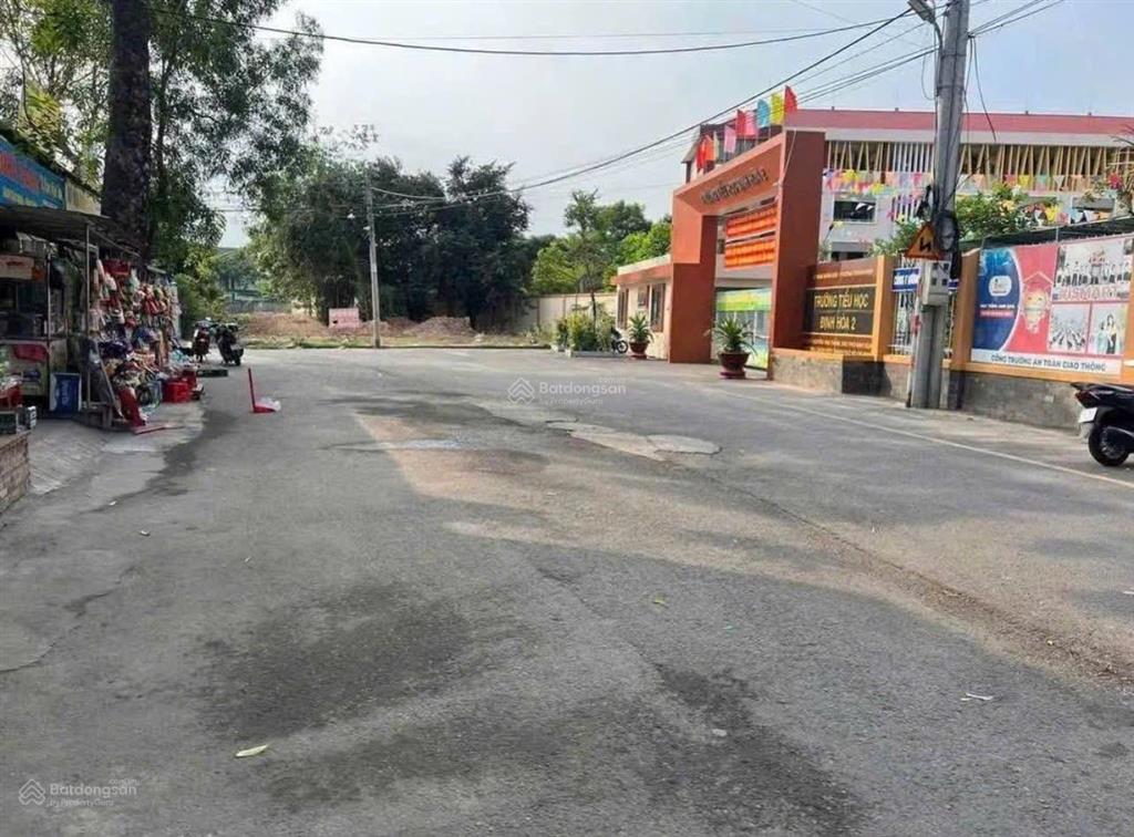 Đất định hoà đối diện trường học cấp1 sát dt741 nhựa 6,3m thông 1.017m2 làm kho xưởng, vựa ve chai