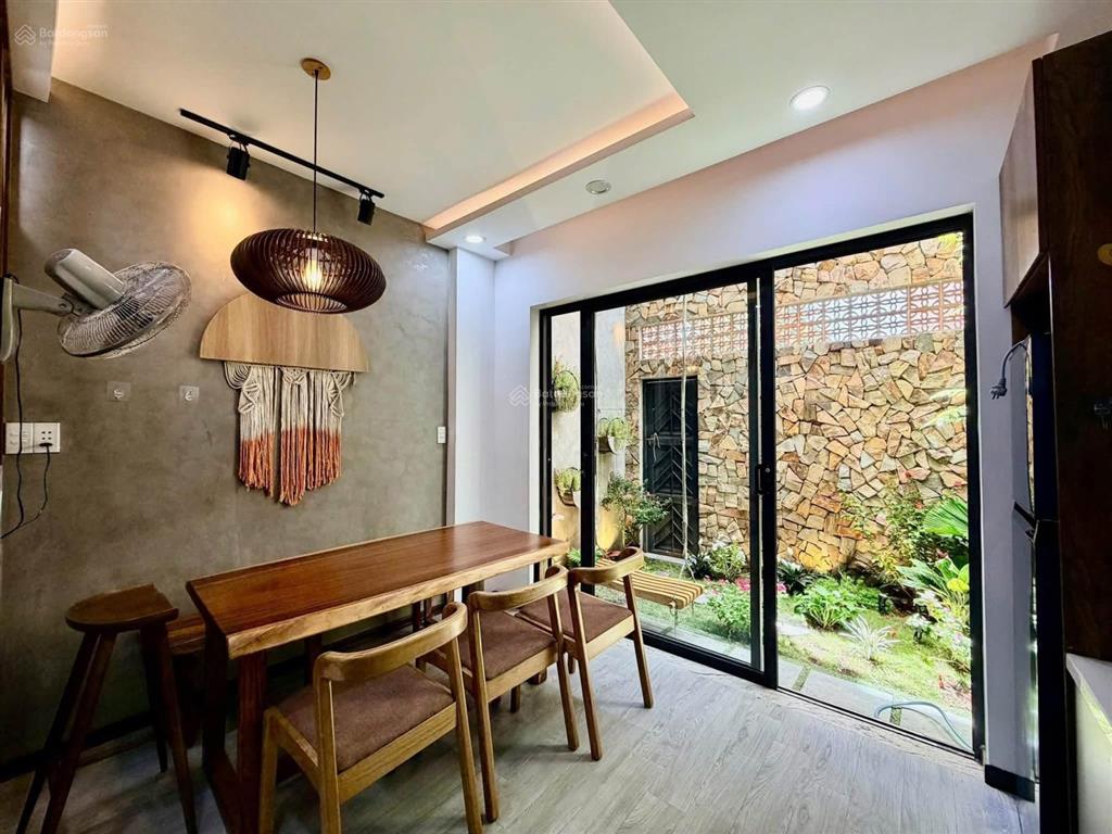 Nhà 3 tầng sân ô tô đường 5m5 gần biển nguyễn tất thành