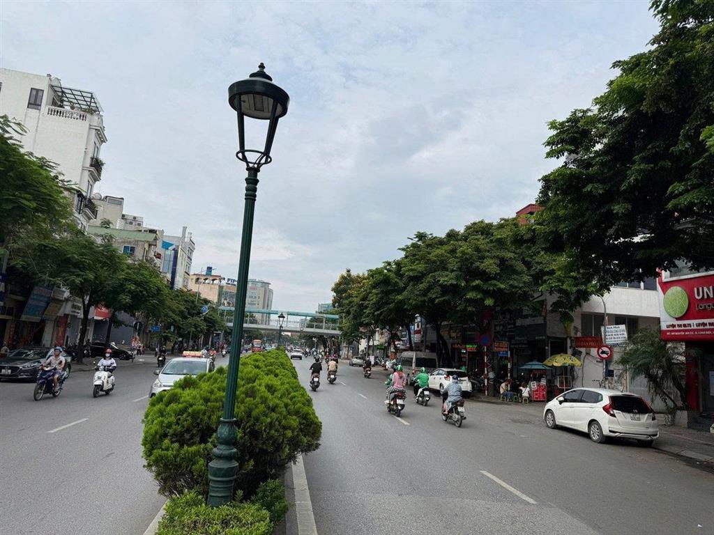 Bán Tòa VP Mặt Phố Nguyễn Văn Cừ 150m2 Mặt Tiền 10m Vỉ Hè Đá Bóng Dòng Tiền 150tr/1 Th,