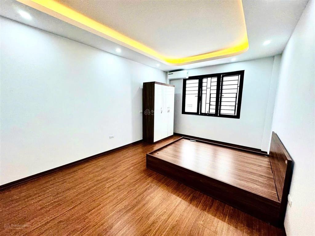 Gấp! nhỉnh 6 tỷ nhận nhà ngay phố yên hoà, 35m2 4 tầng, nhà hướng đông bắc, cực gần mặt phố