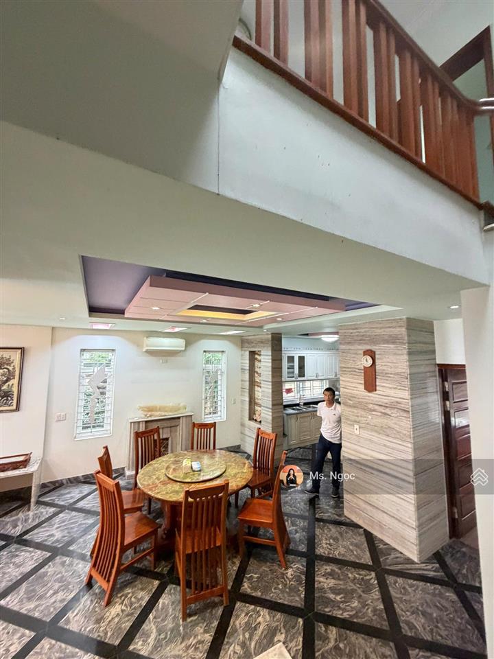Cần bán biệt thự song lập 190 m2 mê linh  anh dũng, xây 3 tầng, hướng đông nam. giá chỉ 10,9 tỷ