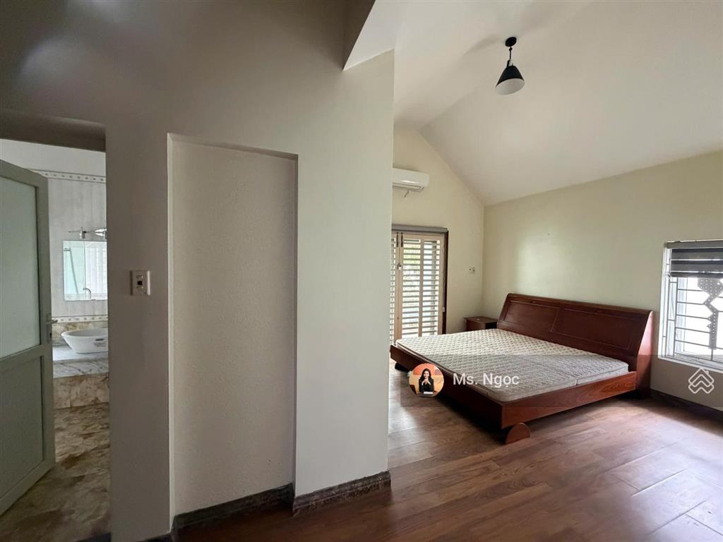Cần bán biệt thự song lập 190 m2 mê linh  anh dũng, xây 3 tầng, hướng đông nam. giá chỉ 10,9 tỷ