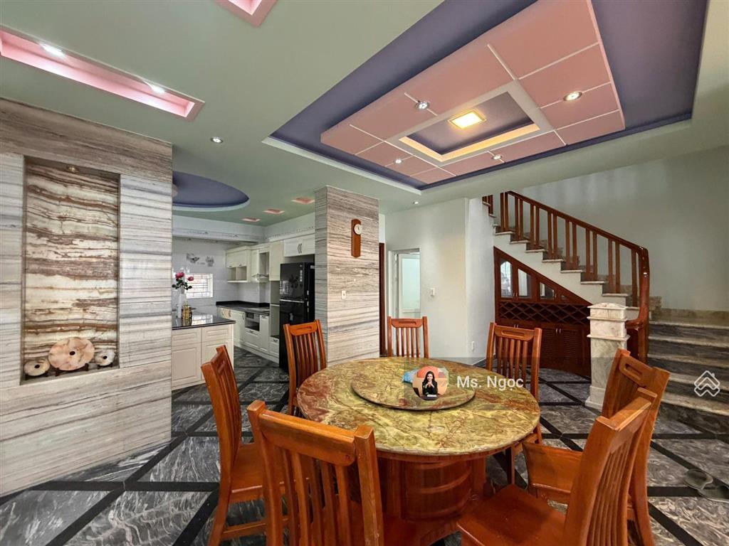 Cần bán biệt thự song lập 190 m2 mê linh  anh dũng, xây 3 tầng, hướng đông nam. giá chỉ 10,9 tỷ