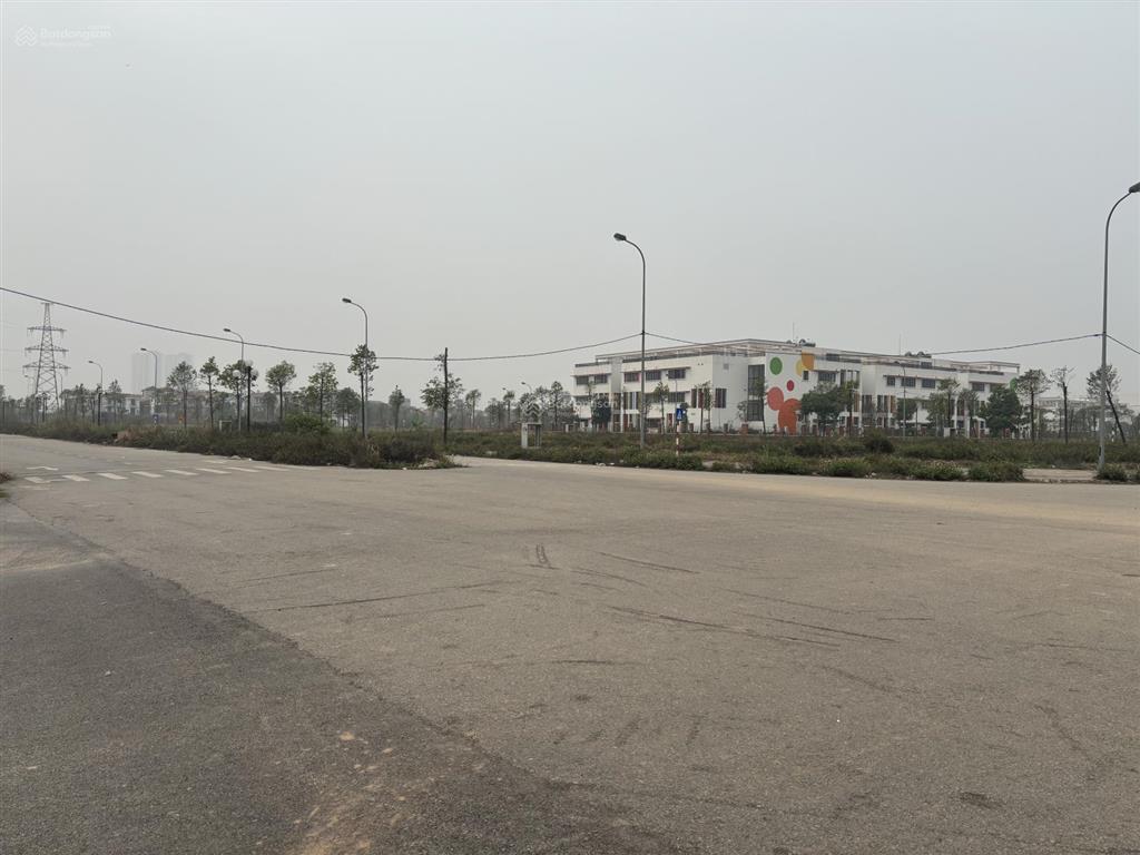 Chính chủ cần bán gấp 80m đất , vị trí đẹp , đối diện vườn hoa .