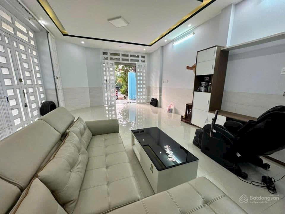 Cho thuê nhà kdc long thịnh cần thơ, góc, 1t 1 lầu, 3 phòng ngủ, đậu oto trong nhà, full nội thất