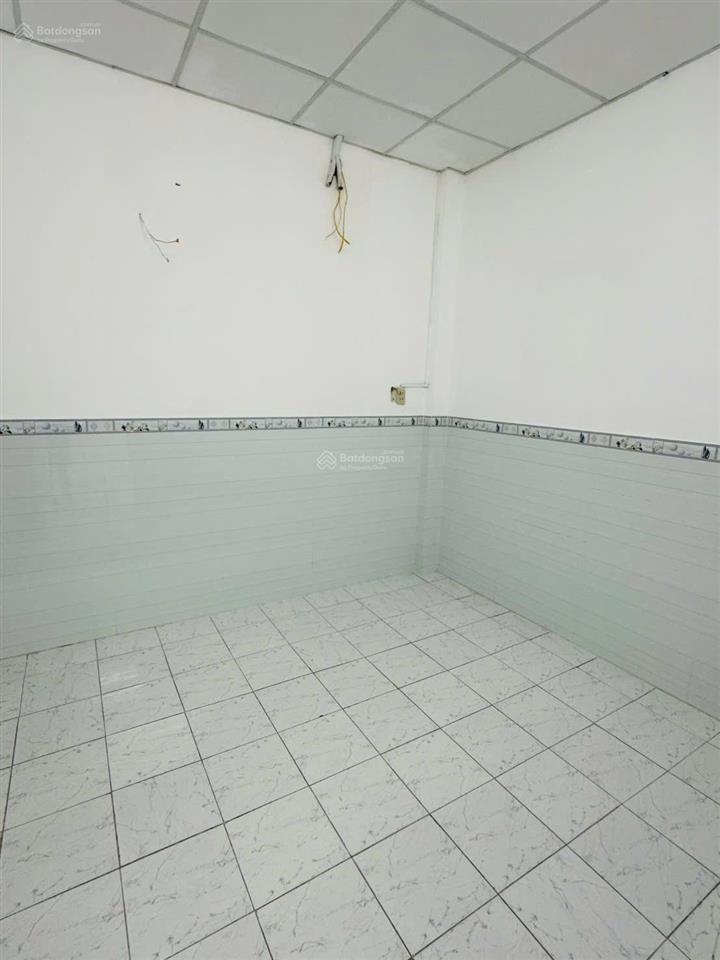 Bán nhà 586, 1 trệt 1 lầu, 4 phòng ngủ, sổ hồng, lộ 14m, hướng đông nam, cần thơ