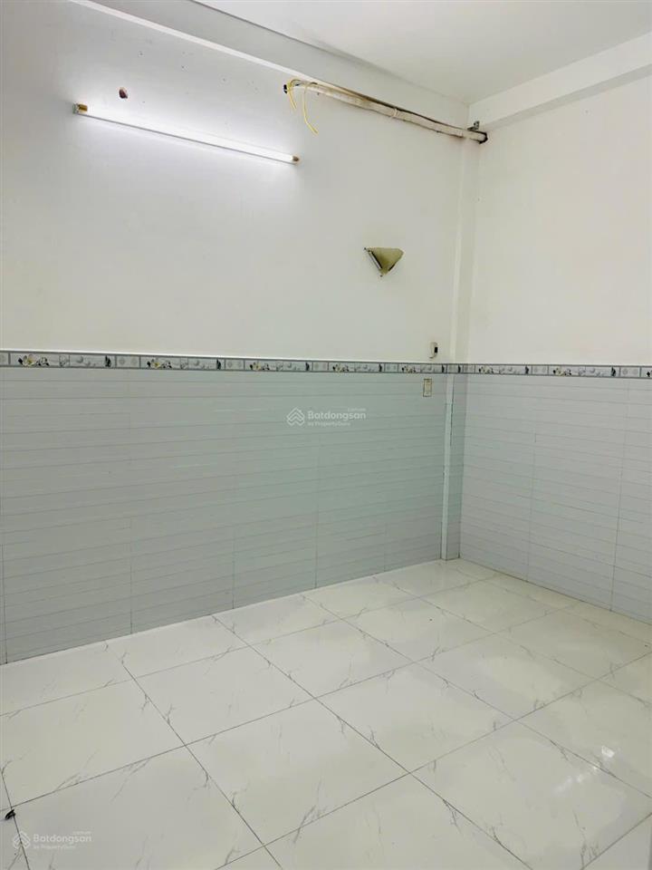 Bán nhà 586, 1 trệt 1 lầu, 4 phòng ngủ, sổ hồng, lộ 14m, hướng đông nam, cần thơ