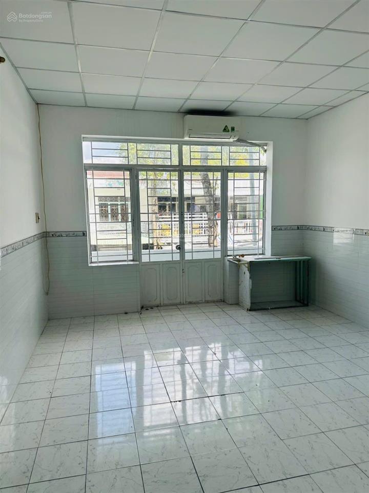 Bán nhà 586, 1 trệt 1 lầu, 4 phòng ngủ, sổ hồng, lộ 14m, hướng đông nam, cần thơ