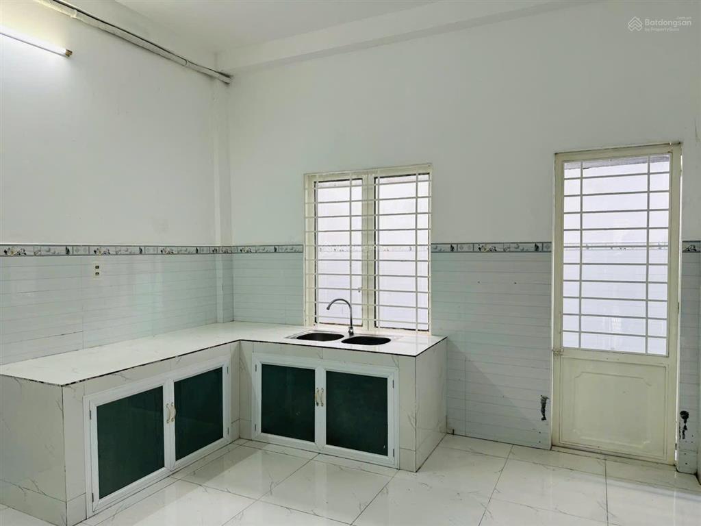 Bán nhà 586, 1 trệt 1 lầu, 4 phòng ngủ, sổ hồng, lộ 14m, hướng đông nam, cần thơ