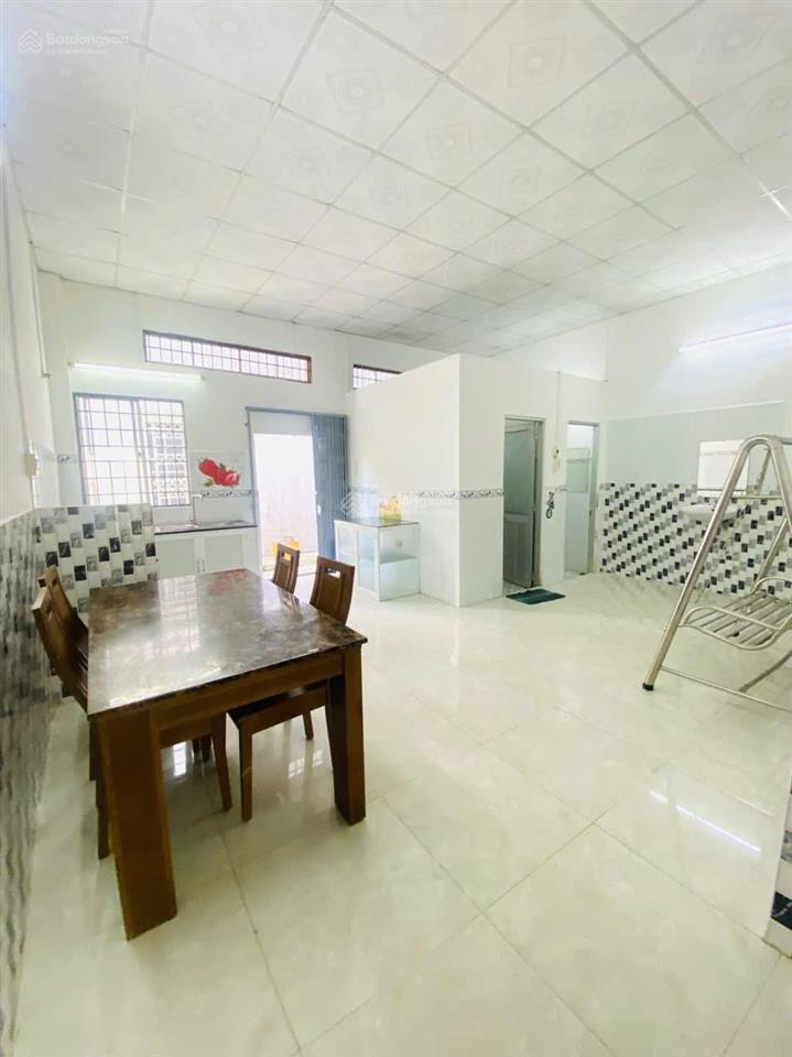 Cho thuê nhà kdc xây dựng 120m2 (6x20), 2pn, 2wc, máy lạnh, sân oto, lộ 16m, tây bắc