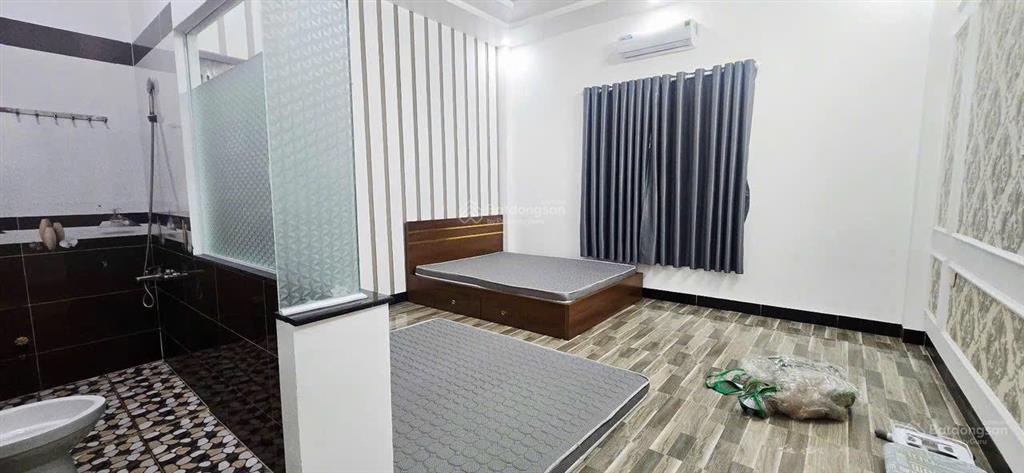 Cho thuê nhà hưng phú 81m2, 2 phòng ngủ, 1 wc, tây bắc, lộ 15m, ô tô đậu được, sau siêu thị go