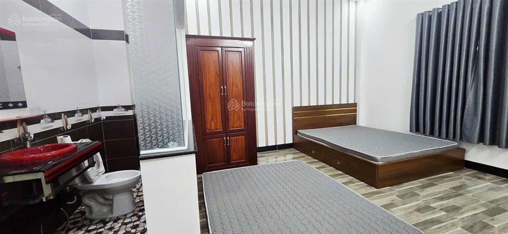 Cho thuê nhà hưng phú 81m2, 2 phòng ngủ, 1 wc, tây bắc, lộ 15m, ô tô đậu được, sau siêu thị go