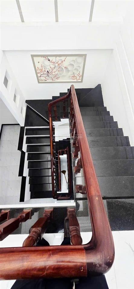 Cho thuê nhà hưng phú 81m2, 2 phòng ngủ, 1 wc, tây bắc, lộ 15m, ô tô đậu được, sau siêu thị go