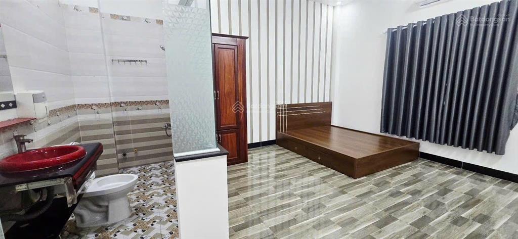 Cho thuê nhà hưng phú 81m2, 2 phòng ngủ, 1 wc, tây bắc, lộ 15m, ô tô đậu được, sau siêu thị go