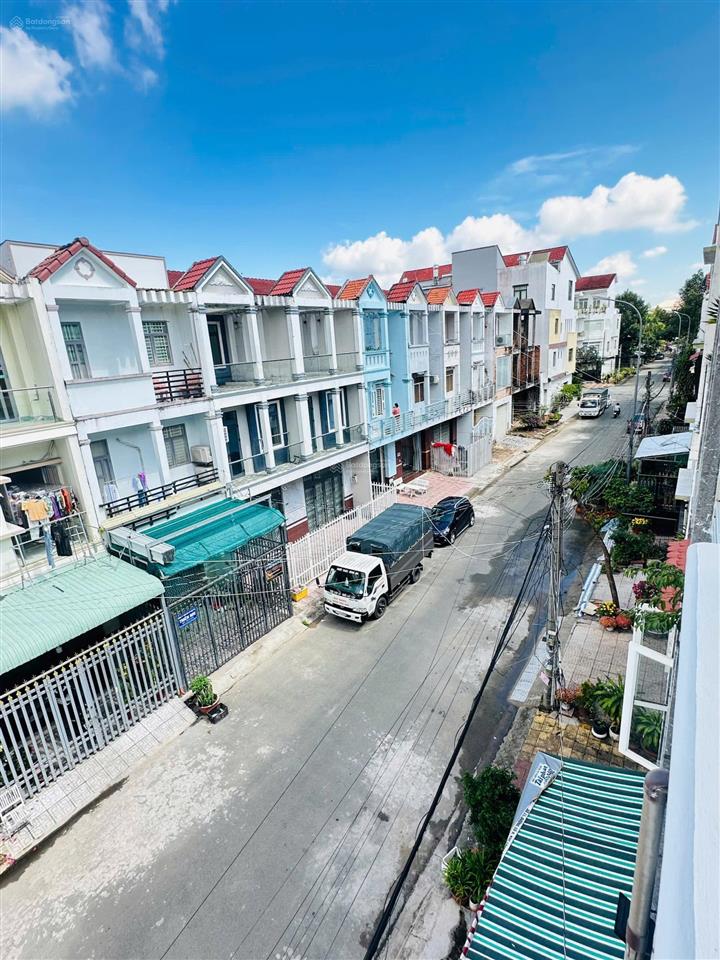 Cho thuê nhà kdc long thịnh cần thơ, 1 trệt 2 lầu, 4 phòng ngủ, 4wc, lộ 15m oto, tây bắc, máy lạnh