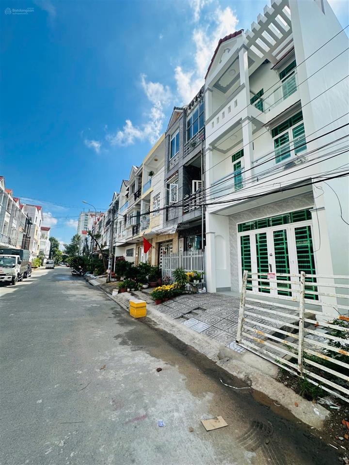 Cho thuê nhà kdc long thịnh cần thơ, 1 trệt 2 lầu, 4 phòng ngủ, 4wc, lộ 15m oto, tây bắc, máy lạnh