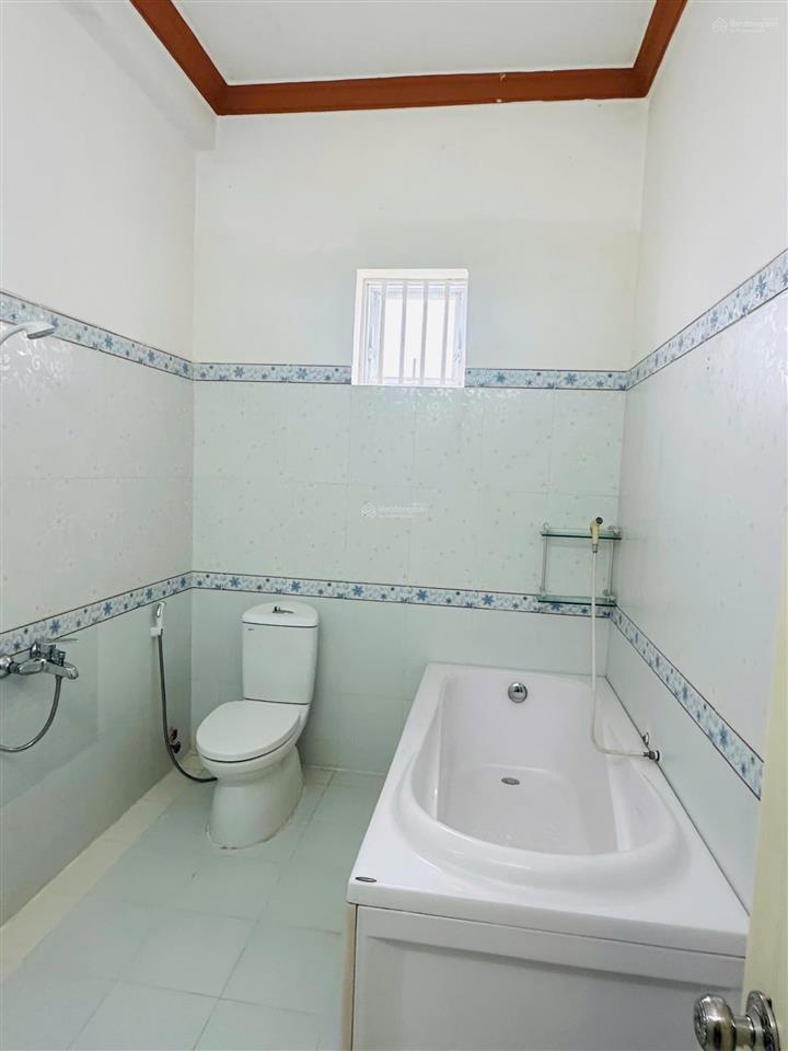 Cho thuê nhà kdc long thịnh cần thơ, 1 trệt 2 lầu, 4 phòng ngủ, 4wc, lộ 15m oto, tây bắc, máy lạnh