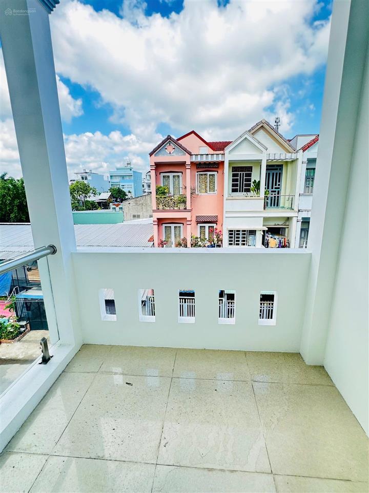 Cho thuê nhà kdc long thịnh cần thơ, 1 trệt 2 lầu, 4 phòng ngủ, 4wc, lộ 15m oto, tây bắc, máy lạnh