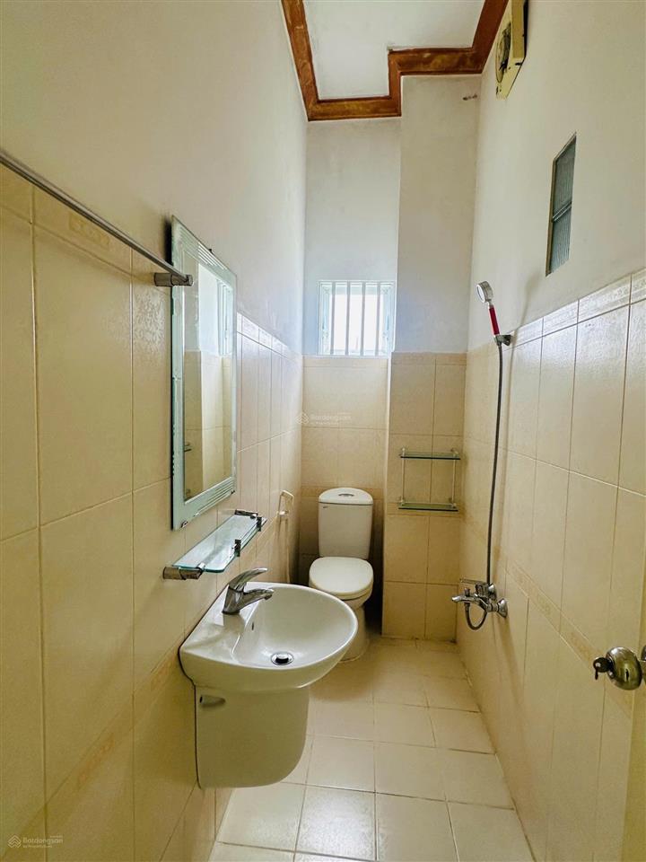 Cho thuê nhà kdc long thịnh cần thơ, 1 trệt 2 lầu, 4 phòng ngủ, 4wc, lộ 15m oto, tây bắc, máy lạnh