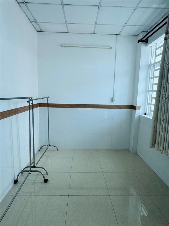 Cho thuê nhà kdc long thịnh cần thơ, 1 trệt 2 lầu, 4 phòng ngủ, 4wc, lộ 15m oto, tây bắc, máy lạnh