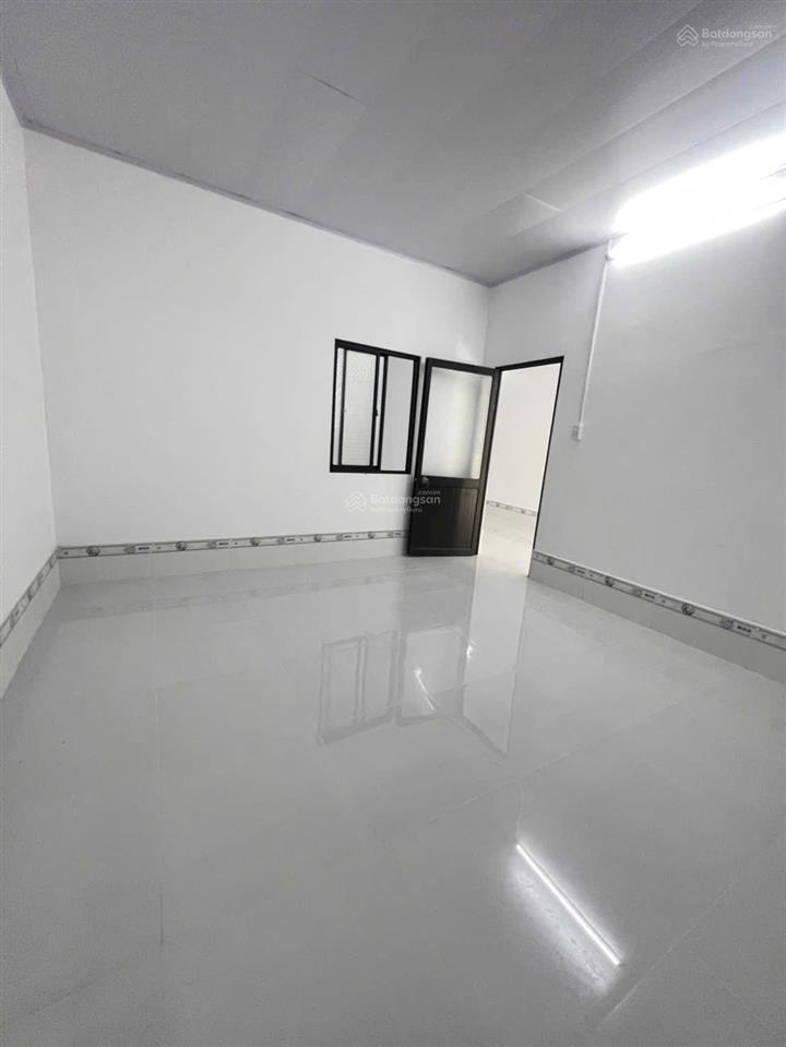 Cho thuê kho 300m2, có 1 phòng ngủ, mới 100%, hướng nam, 2 wc nam nữ riêng biệt, lộ 45m2, 16 triệu